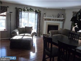 125 Vernon Court Lansdale, PA 19446 - Photo 4 of 11 Living Room