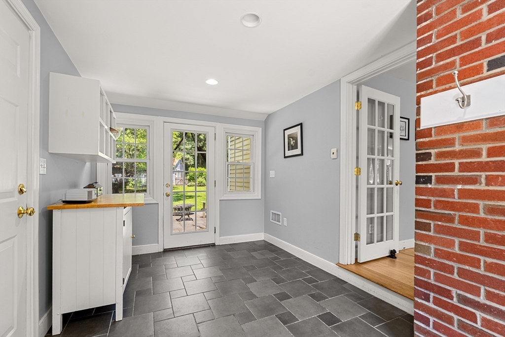 84 Pleasant Street Wenham, MA 01984 - Photo 5 of 38