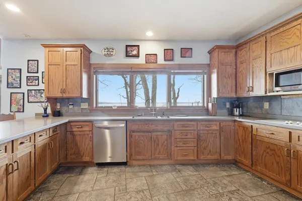 $1,600,000 | 633 North Shore Drive, Detroit Lakes, MN 56501
