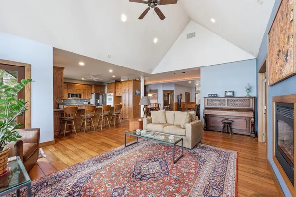 $1,600,000 | 633 North Shore Drive, Detroit Lakes, MN 56501