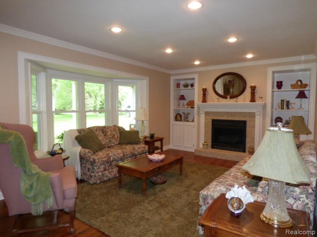 3199 Shehan Road Pinckney, MI 48169 - Photo 11 of 43 10 LIVING ROOM.jpg