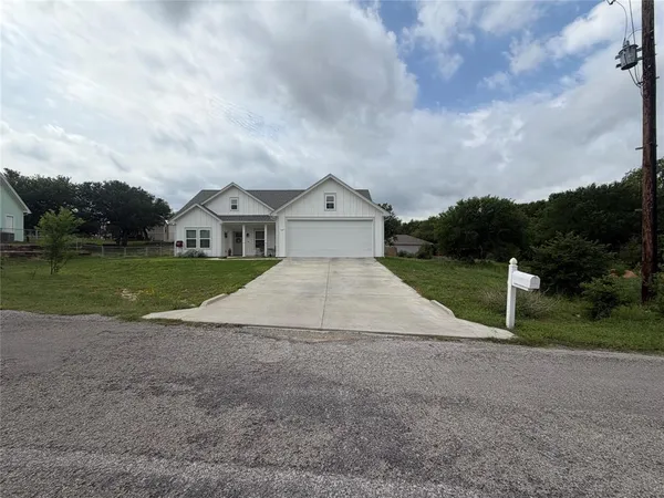 $1,950 | 527 Siesta Court, Granbury, TX 76048