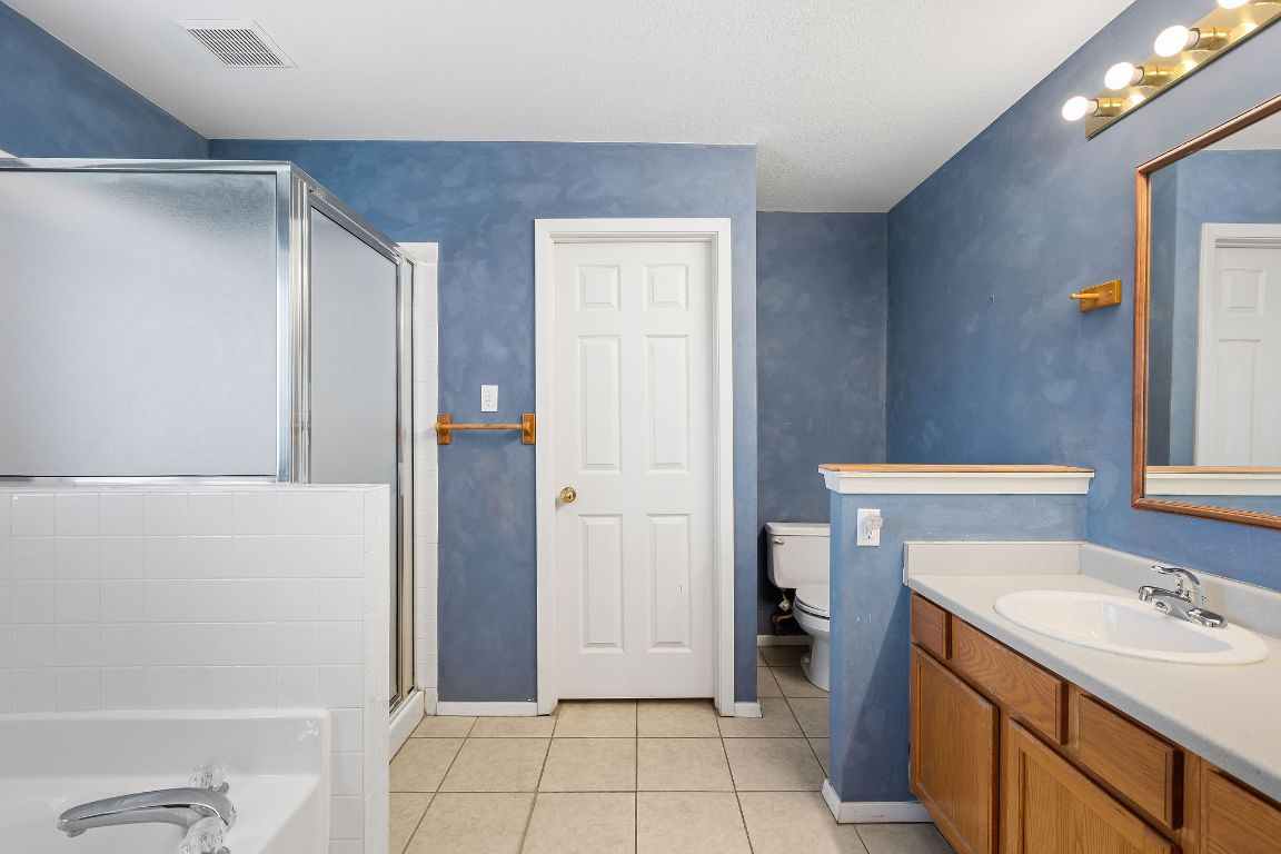 112 Amherst Court Kyle, TX 78640 - Photo 15 of 38 a bathroom with a sink a toilet and shower