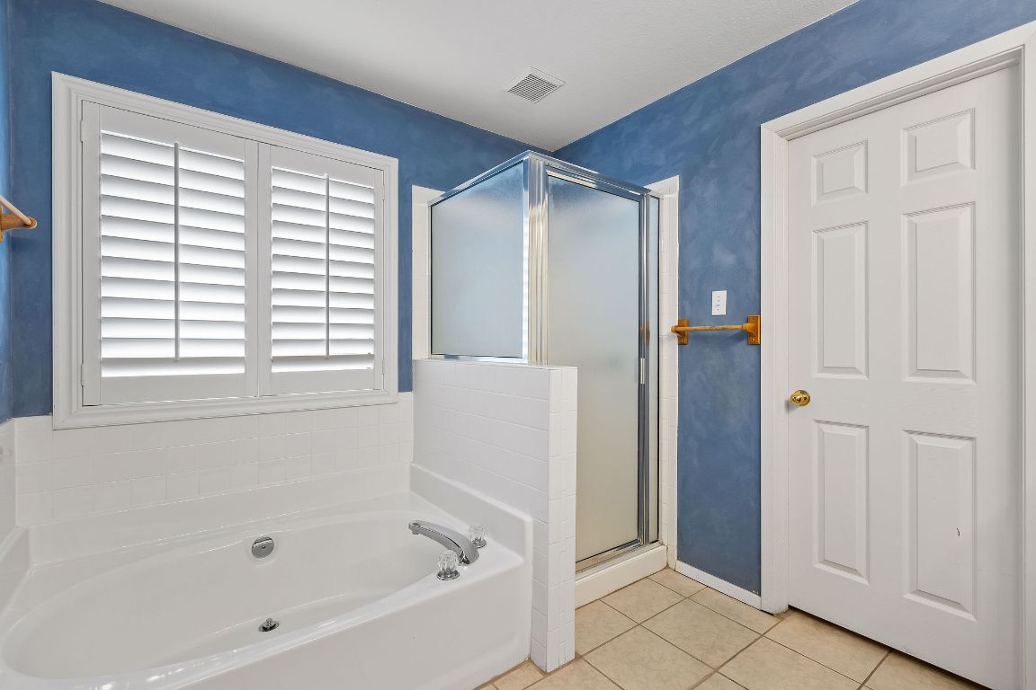 112 Amherst Court Kyle, TX 78640 - Photo 17 of 38 a bathroom with a bathtub and a shower