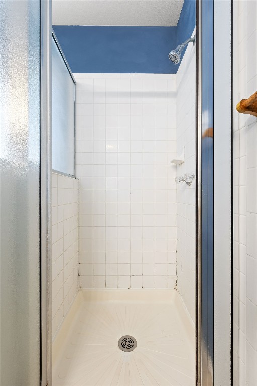 112 Amherst Court Kyle, TX 78640 - Photo 20 of 38 a bathroom with a bathtub