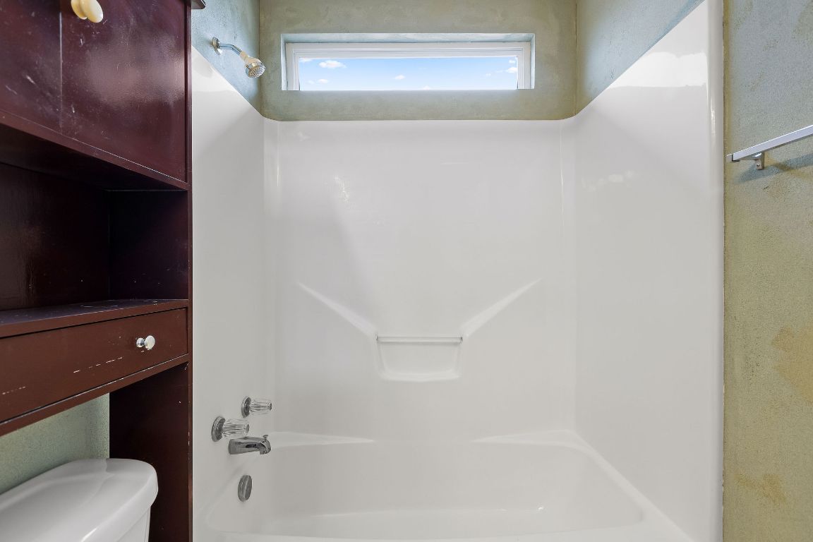 112 Amherst Court Kyle, TX 78640 - Photo 24 of 38 a bathroom with a bathtub and a toilet