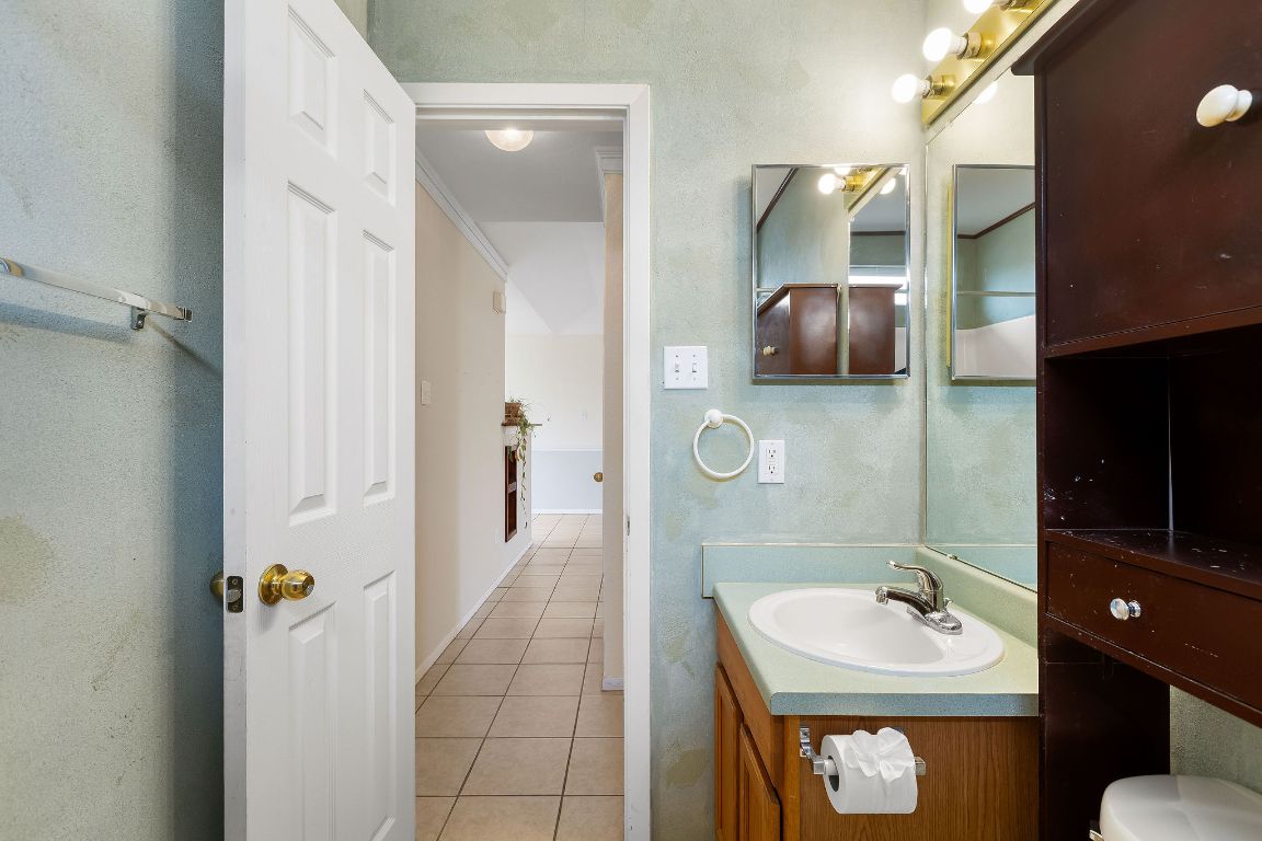 112 Amherst Court Kyle, TX 78640 - Photo 25 of 38 a bathroom with a sink and a mirror