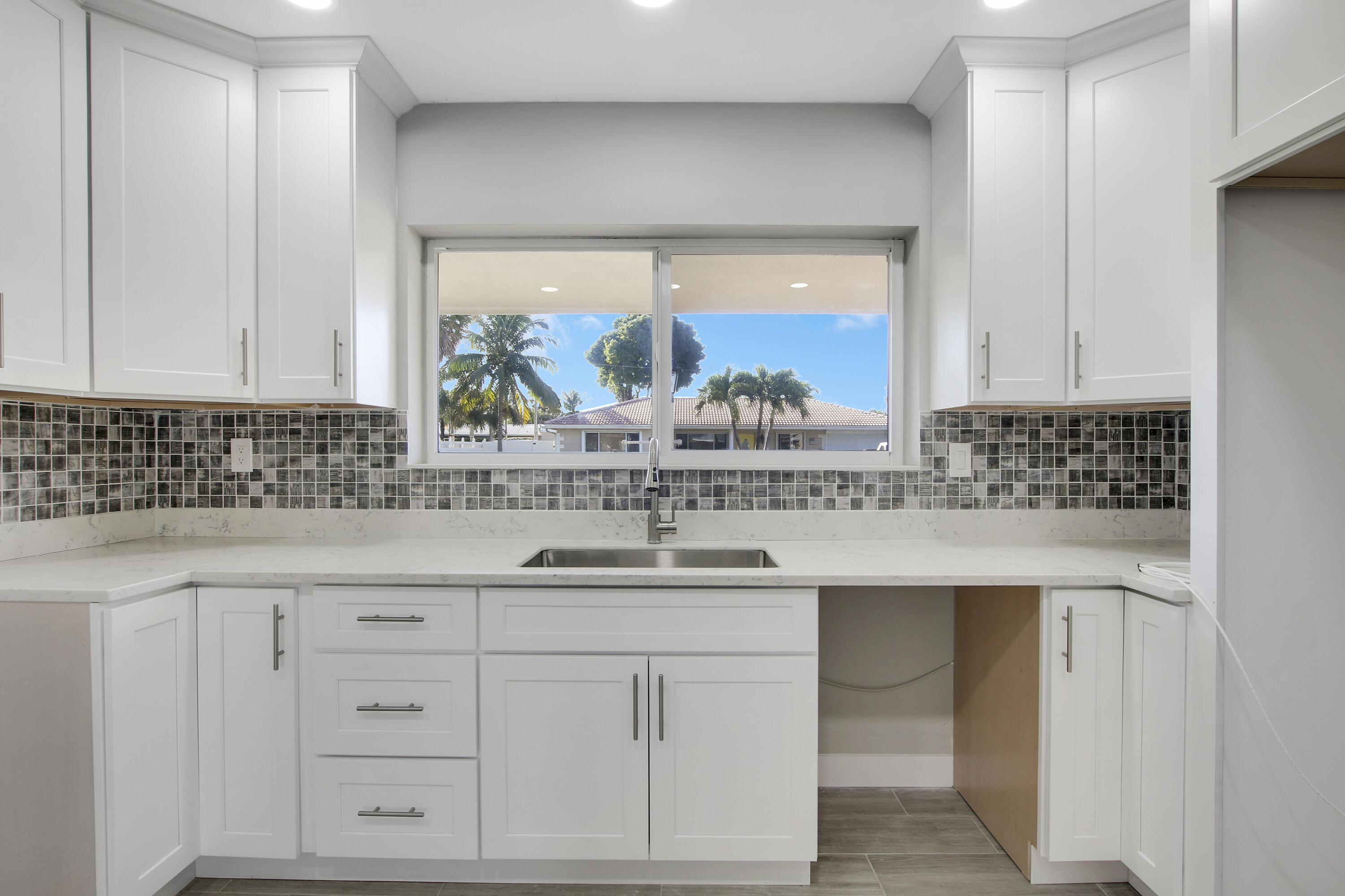2241 Northeast 35th Court Lighthouse Point, FL 33064 - Photo 2 of 17 House-20
