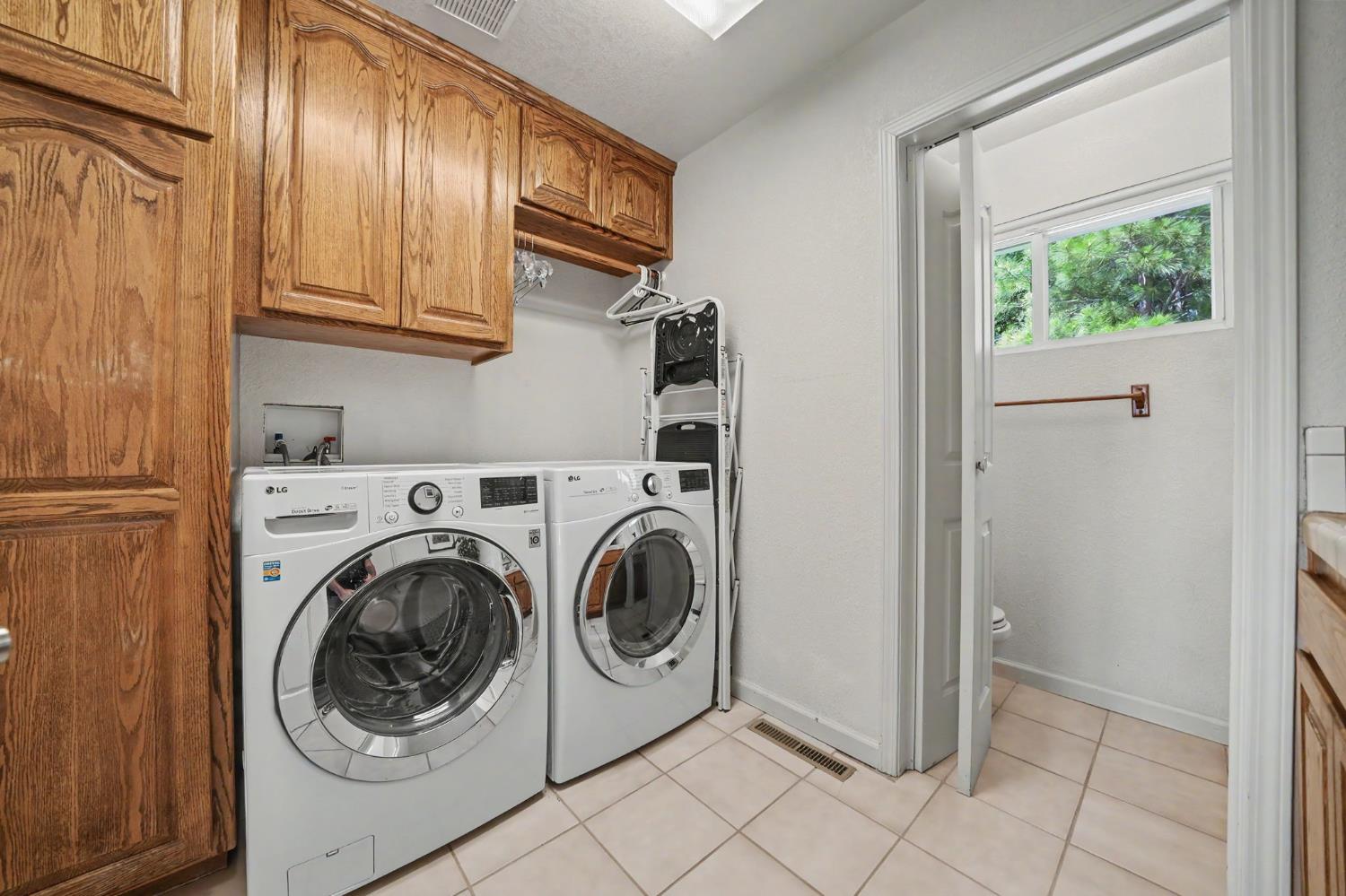 18299 West Clinton Road Jackson, CA 95642 - Photo 30 of 56 a utility room with dryer and washer
