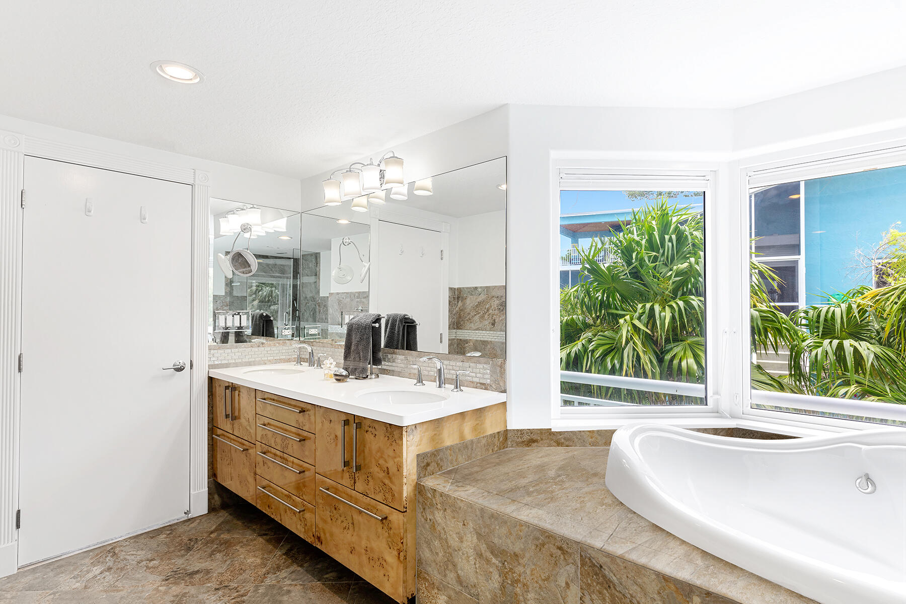21 Mutiny Place Key Largo, FL 33037 - Photo 42 of 57 Jacuzzi tub in master bath room
