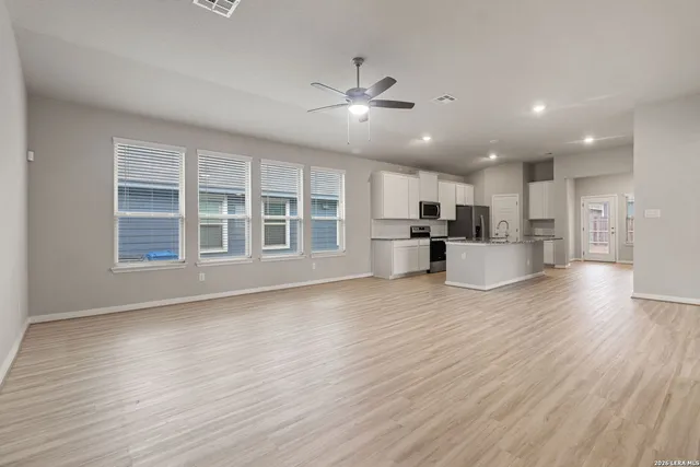 $1,800 | 2926 Playa Azul Boulevard, Converse, TX 78109