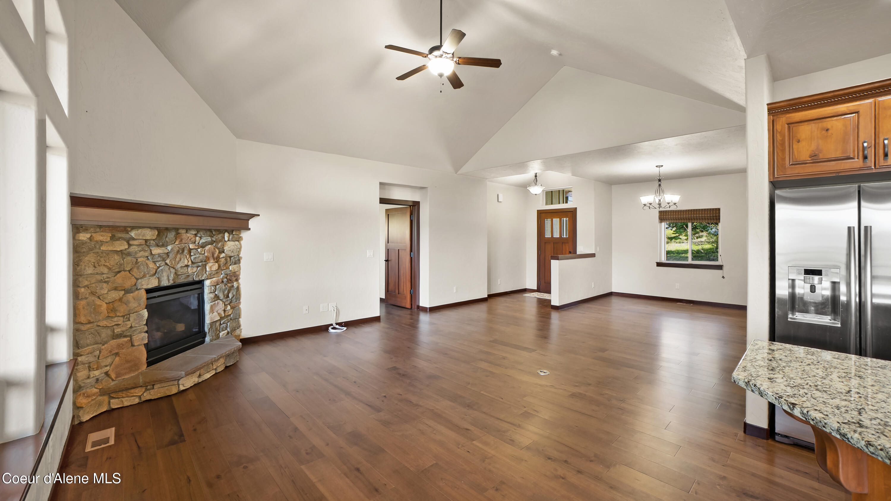 8517 West Eagle Ridge Road Coeur D'Alene, ID 83814 - Photo 11 of 37 8517WEagleRidgeRoad-LIVINGROOM (4)