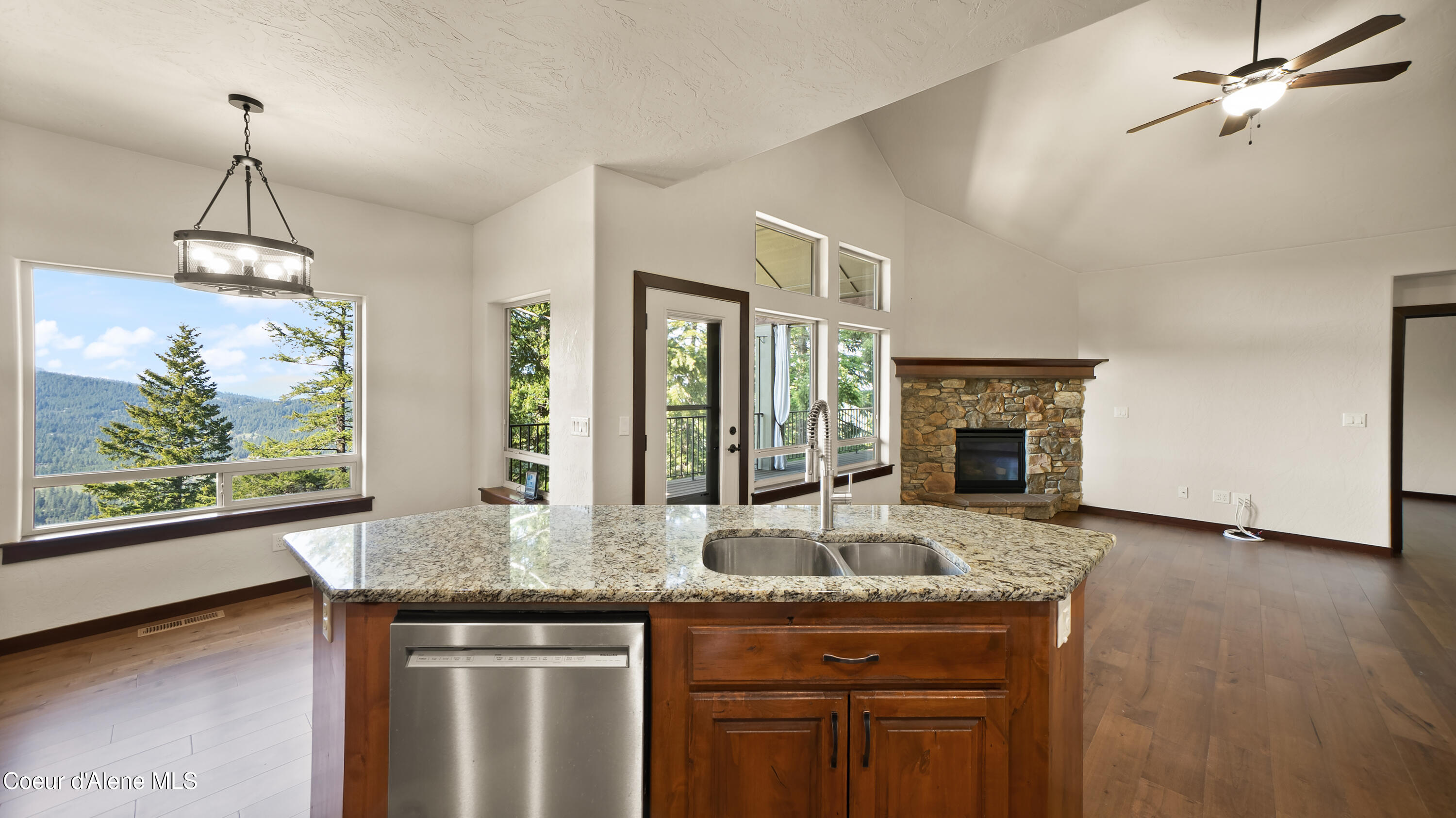 8517 West Eagle Ridge Road Coeur D'Alene, ID 83814 - Photo 14 of 37 8517WEagleRidgeRoad-KITCHEN (2)