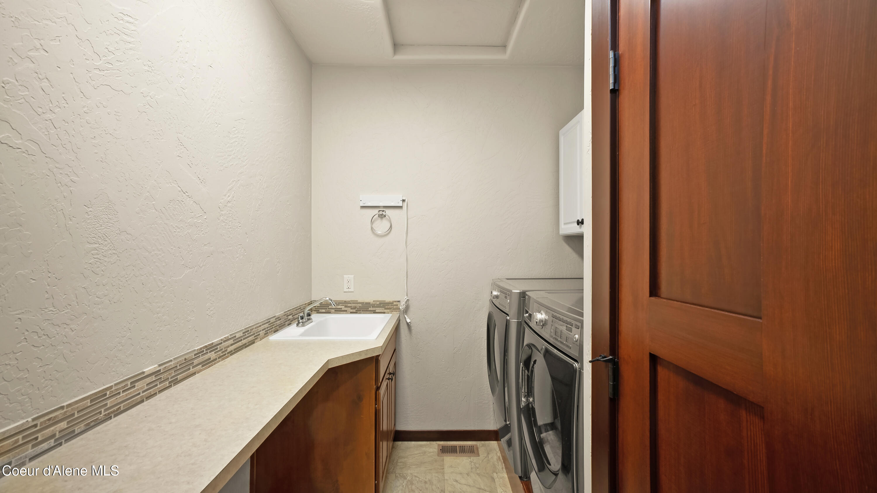 8517 West Eagle Ridge Road Coeur D'Alene, ID 83814 - Photo 15 of 37 8517WEagleRidgeRoad-LAUNDRY