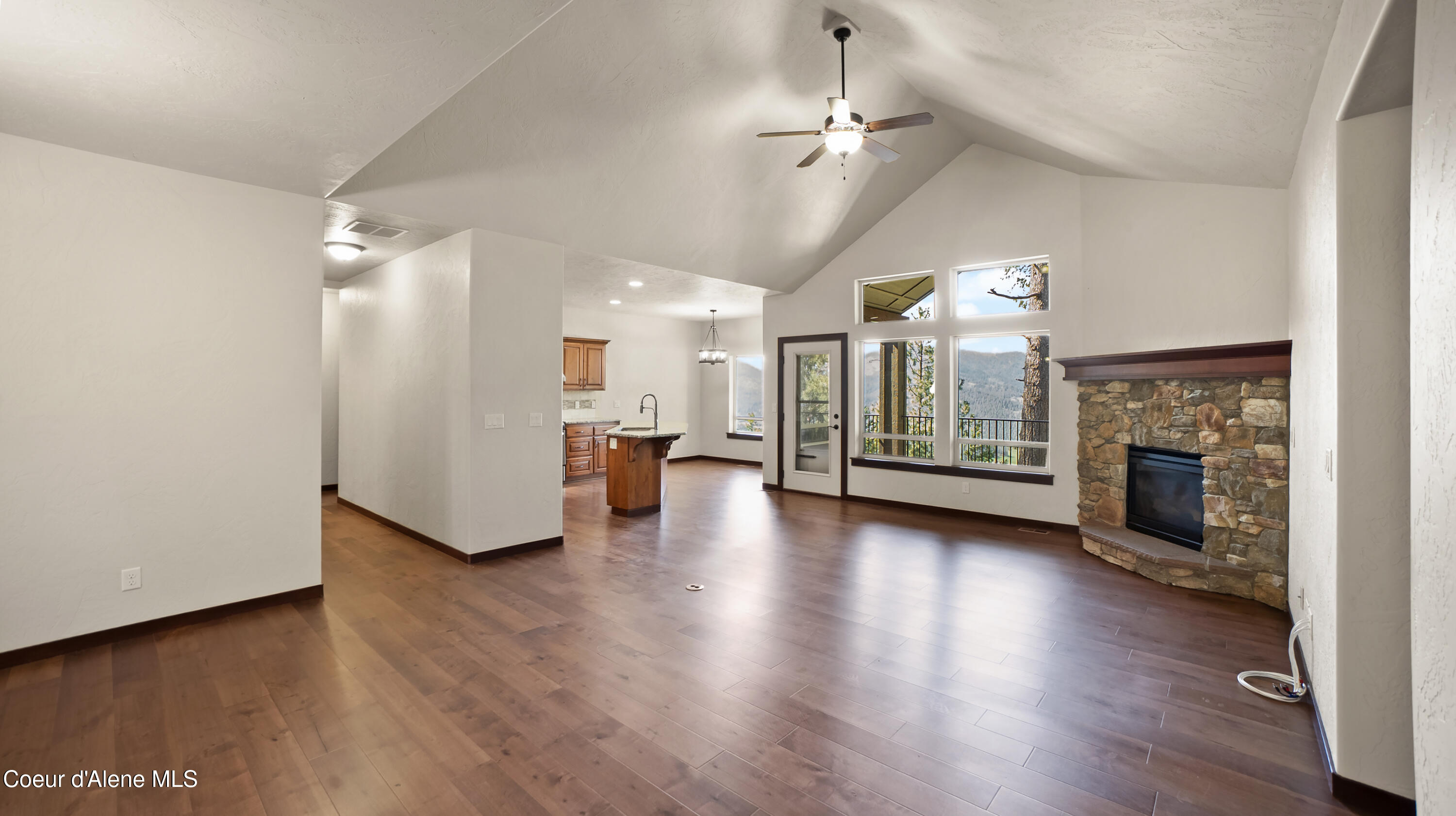 8517 West Eagle Ridge Road Coeur D'Alene, ID 83814 - Photo 5 of 37 8517WEagleRidgeRoad-LIVINGROOM