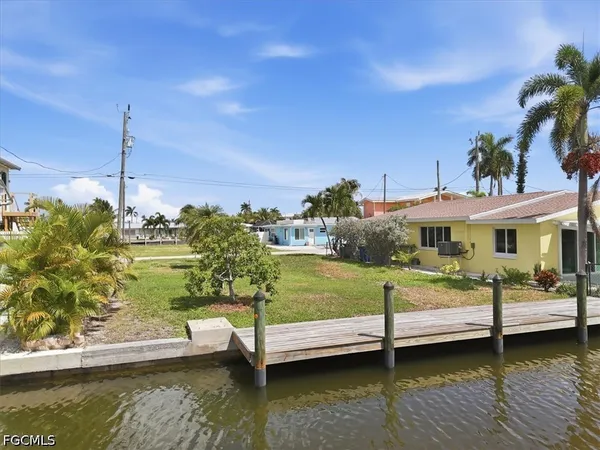 $290,000 | 2609 Bayshore Drive, Matlacha, FL 33993