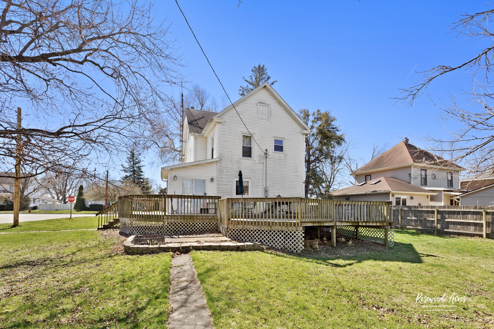 321 East Jackson Street Cullom, IL 60929 - Photo 20 of 22 a view of a house with swimming pool and sitting area