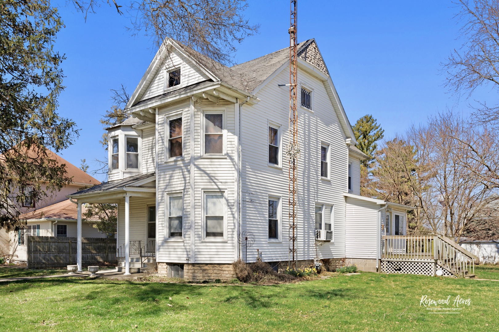 321 East Jackson Street Cullom, IL 60929 - Photo 2 of 22 front view of house with a yard