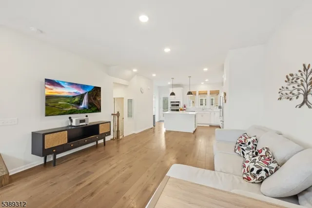 $899,000 | 36 Cortland Court, Livingston, NJ 07039