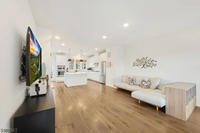 $899,000 | 36 Cortland Court, Livingston, NJ 07039