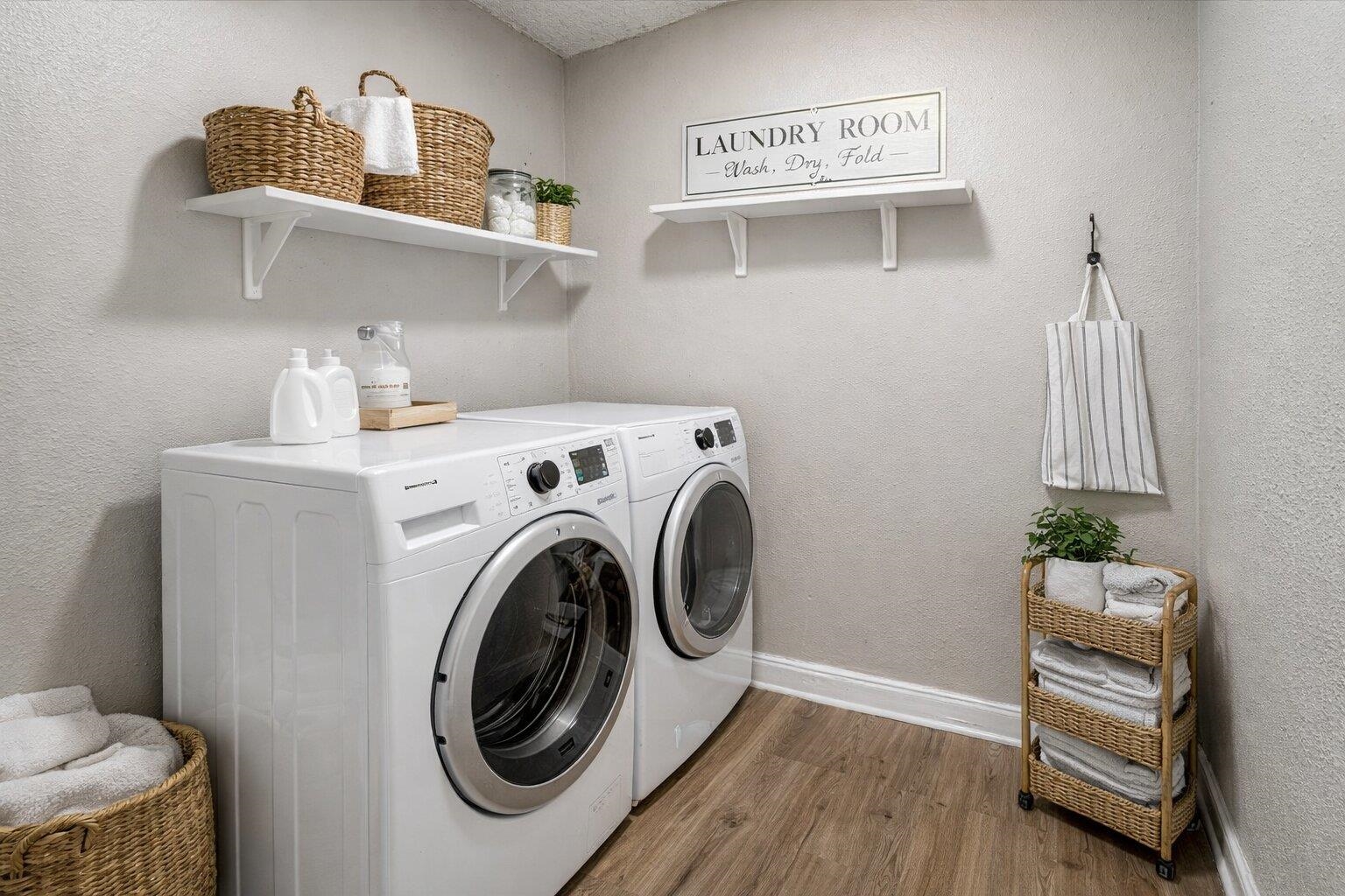 3084 Pershing Avenue Memphis, TN 38112 - Photo 4 of 30 a utility room with dryer and washer