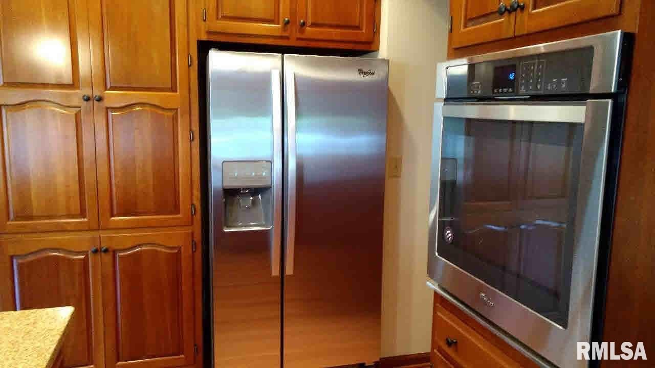 6415 James Road Bettendorf, IA 52722 - Photo 4 of 24 Gallery Image 4