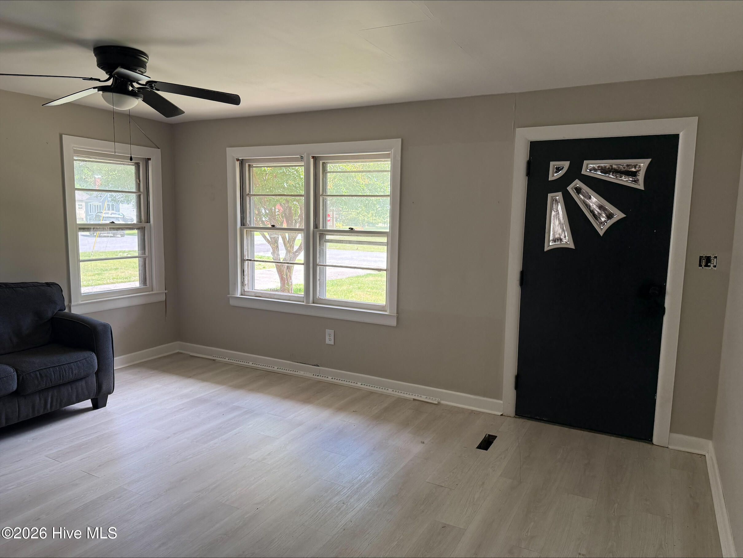 219 Fourth Street Ayden, NC 28513 - Photo 5 of 18 Front entry/ living room