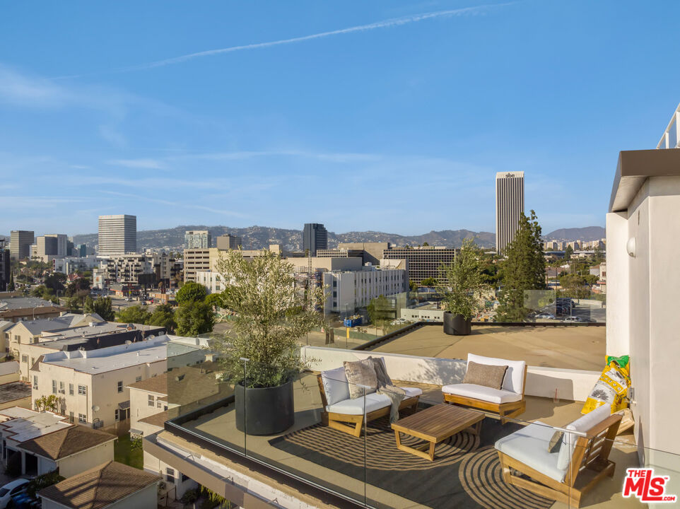 1110 South Spaulding Avenue, Unit 102 Los Angeles, CA 90019 - Photo 6 of 13 a view of a city with tall buildings