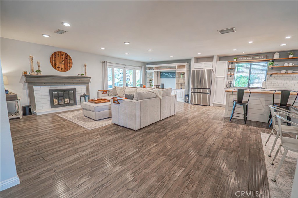 604 North Hudspeth Avenue Simi Valley, CA 93065 - Photo 4 of 60