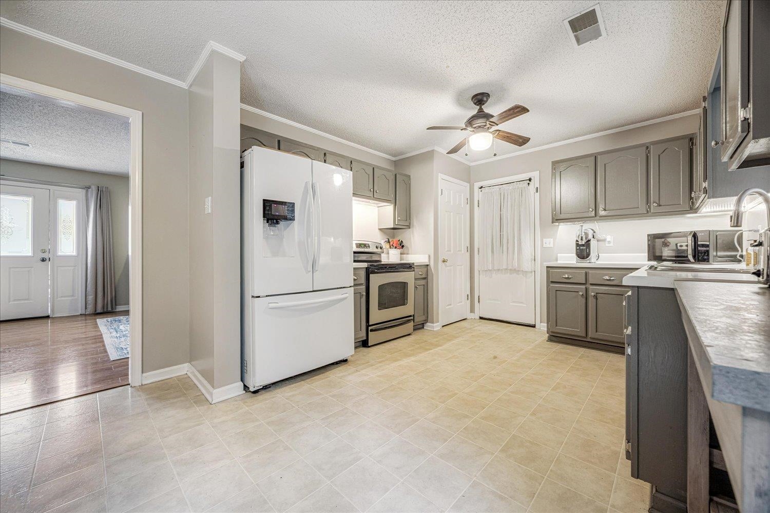 46 Countryside Circle Brighton, TN 38011 - Photo 3 of 23 a kitchen with stainless steel appliances a stove a sink and a refrigerator