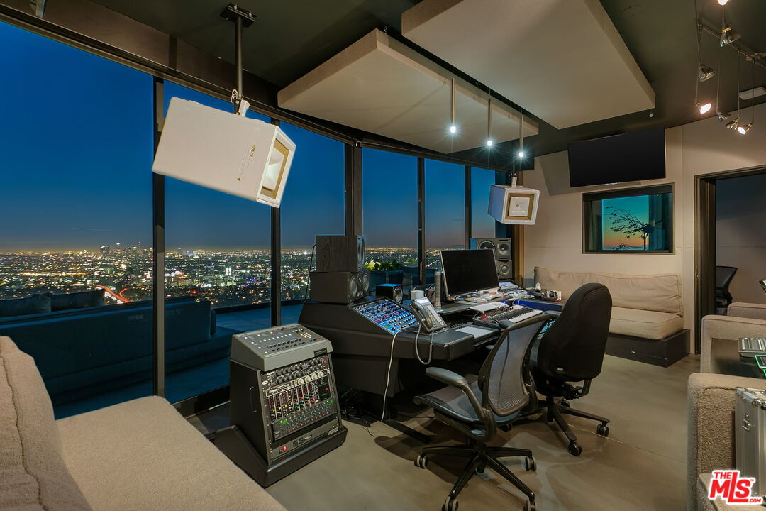 7000 Macapa Drive Los Angeles, CA 90068 - Photo 16 of 54