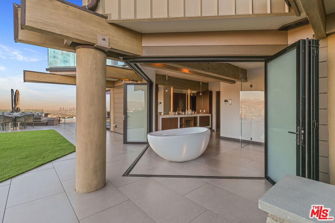 7000 Macapa Drive Los Angeles, CA 90068 - Photo 34 of 54