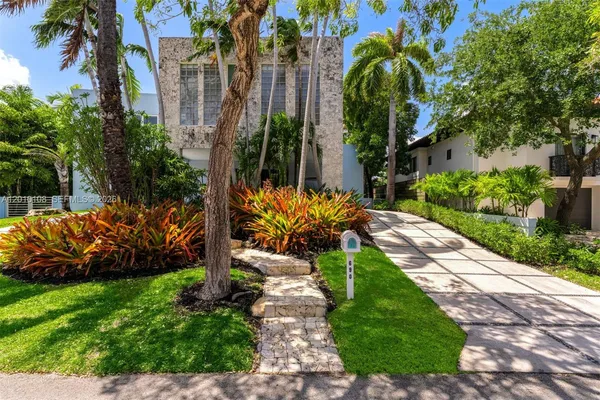 $5,478,000 | 690 Warren Lane, Key Biscayne, FL 33149