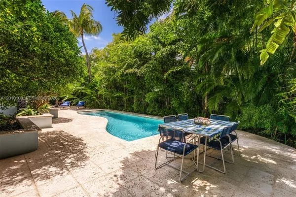 $5,478,000 | 690 Warren Lane, Key Biscayne, FL 33149