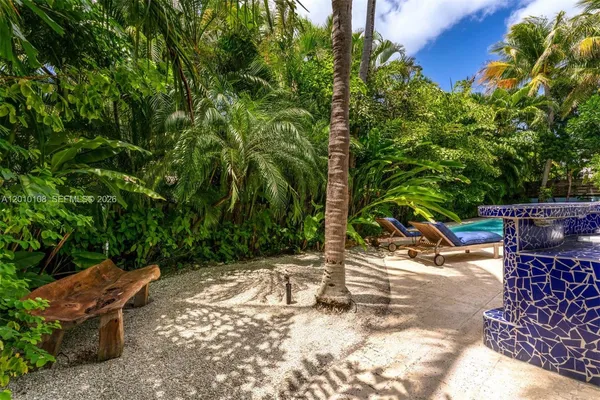 $5,478,000 | 690 Warren Lane, Key Biscayne, FL 33149