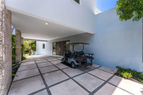 $5,478,000 | 690 Warren Lane, Key Biscayne, FL 33149