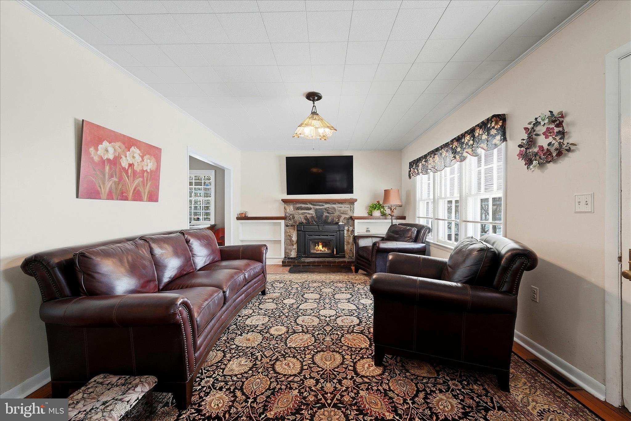 18758 Telegraph Springs Road Purcellville, VA 20132 - Photo 5 of 59 Living Room