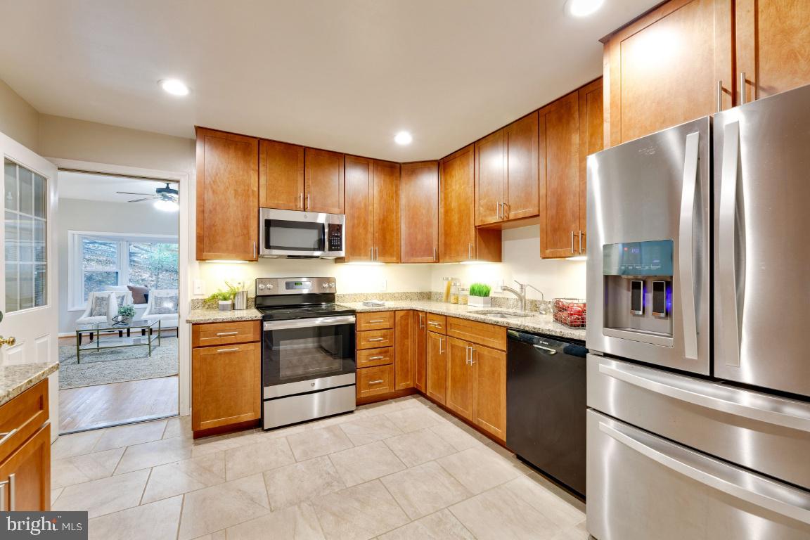 9944 Murnane Street Vienna, VA 22181 - Photo 11 of 42 Recently UPDATED GOURMET kitchen