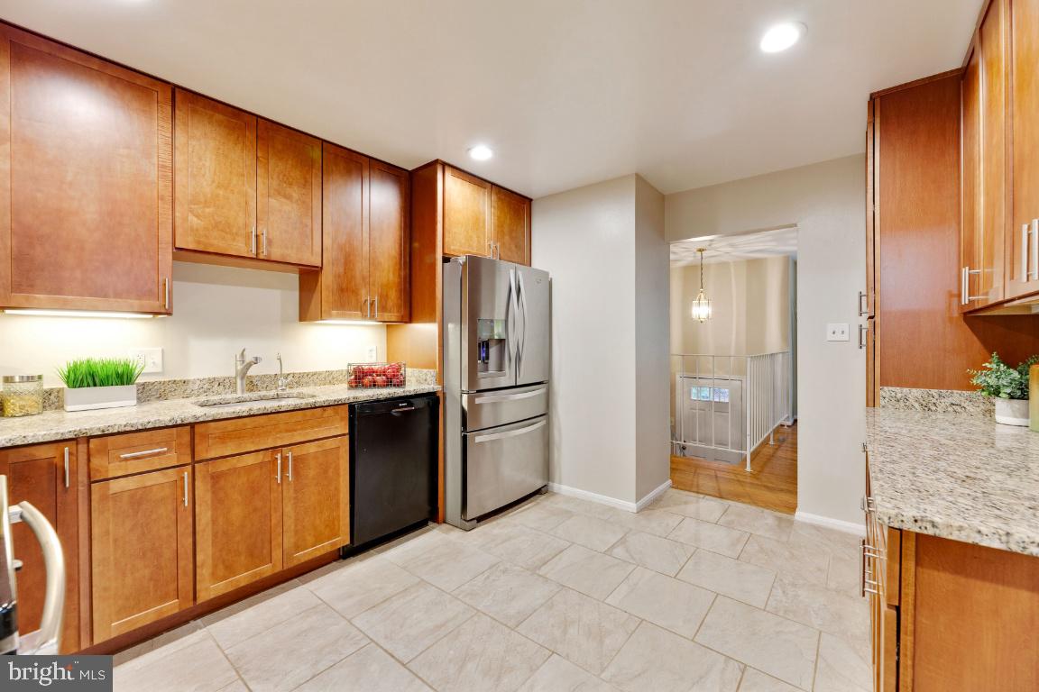 9944 Murnane Street Vienna, VA 22181 - Photo 12 of 42 Stainless steel appliances and ceramic floors