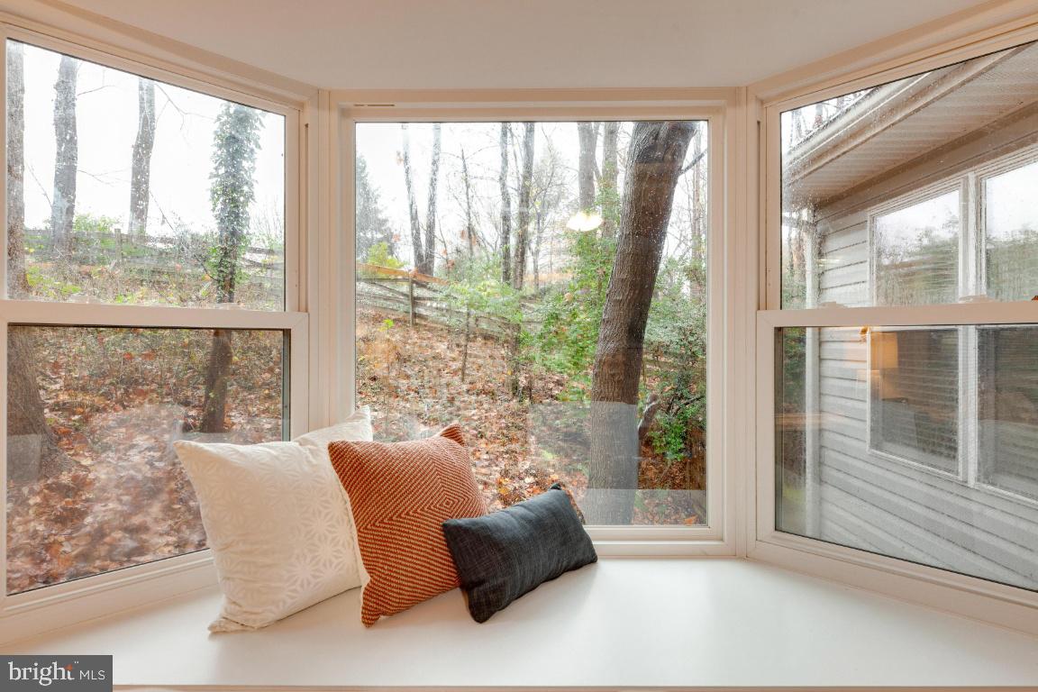 9944 Murnane Street Vienna, VA 22181 - Photo 20 of 42 Privacy within nature