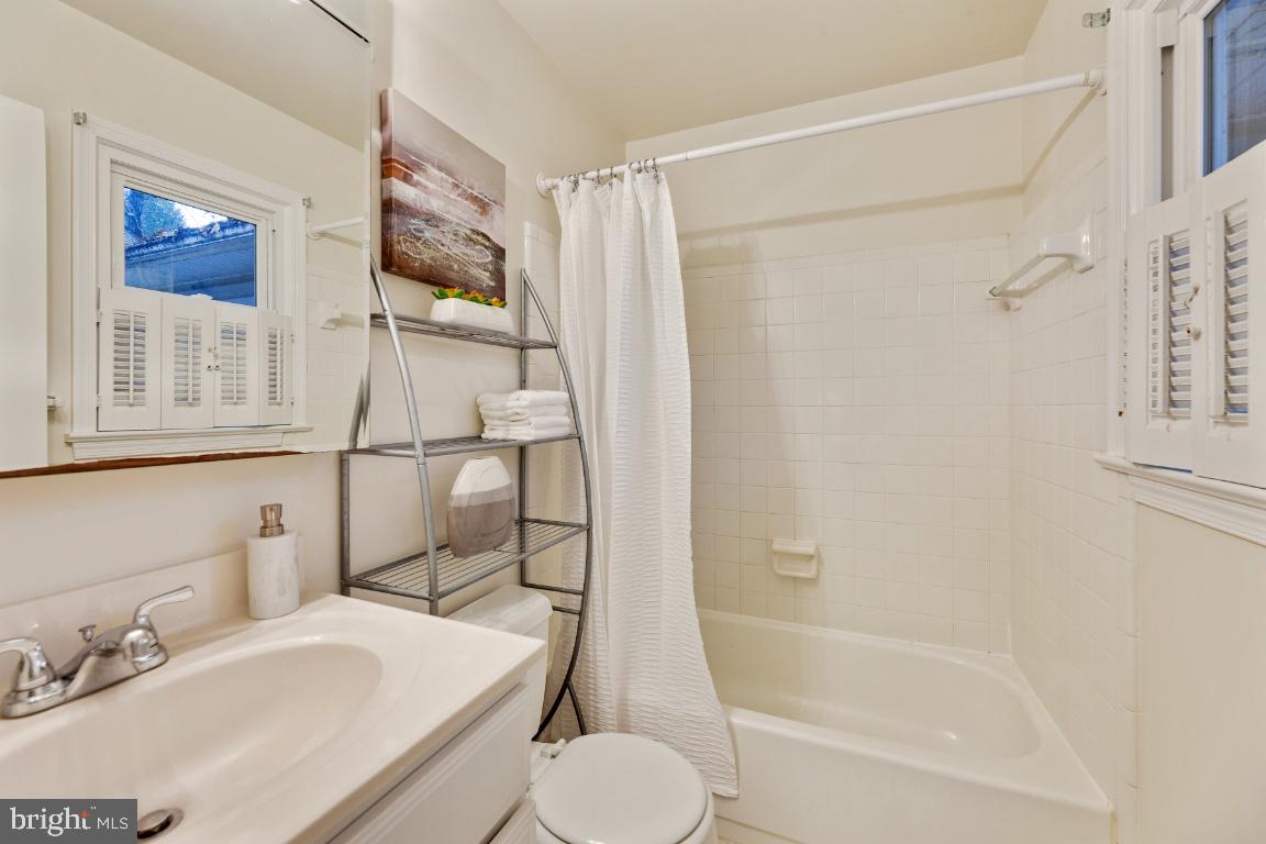 9944 Murnane Street Vienna, VA 22181 - Photo 24 of 42 Master bath with tub