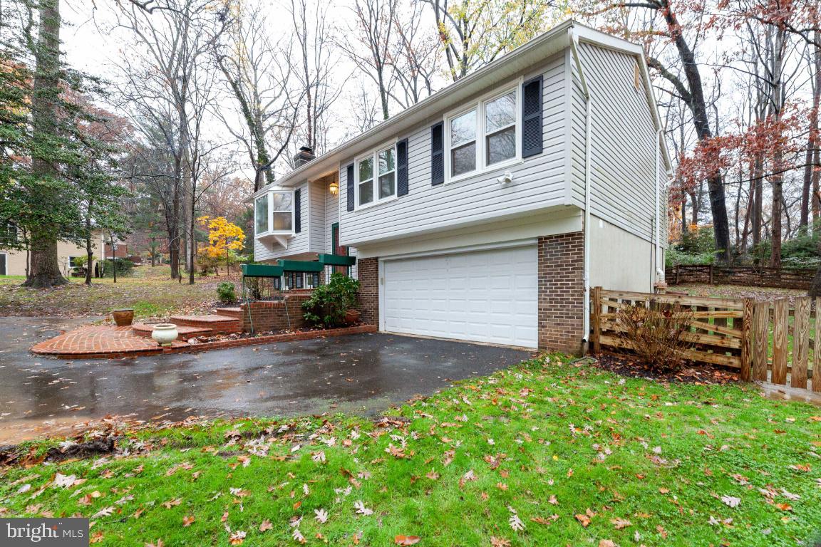 9944 Murnane Street Vienna, VA 22181 - Photo 4 of 42 Attached, 2-CAR garage