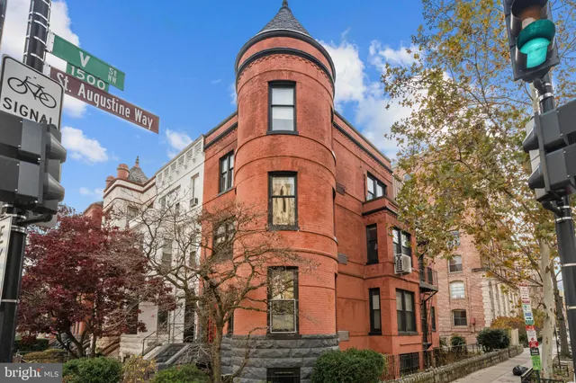 a close view of a multi story residential apartment building