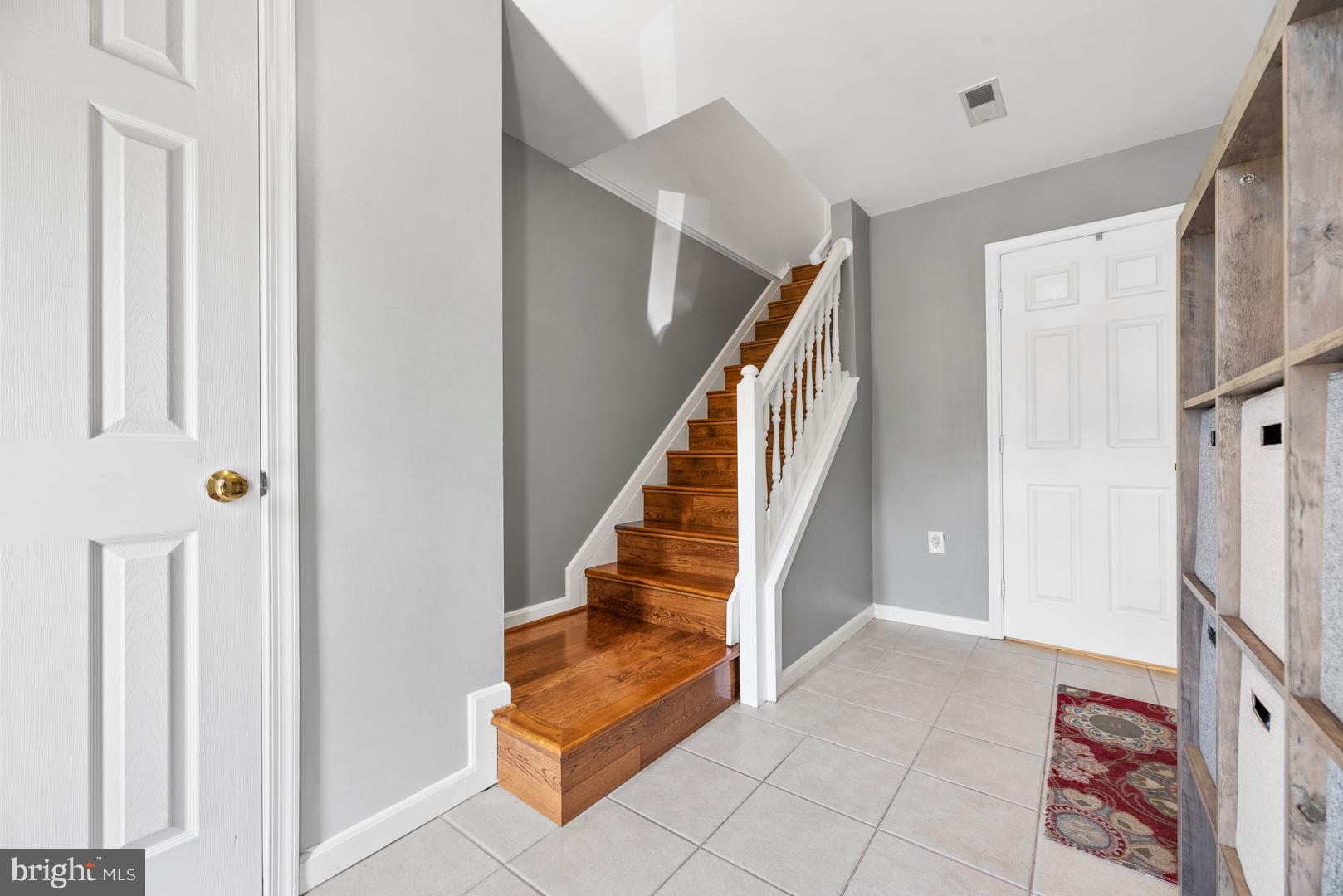 304 Rangers Way Southeast Leesburg, VA 20175 - Photo 2 of 26 Entryway