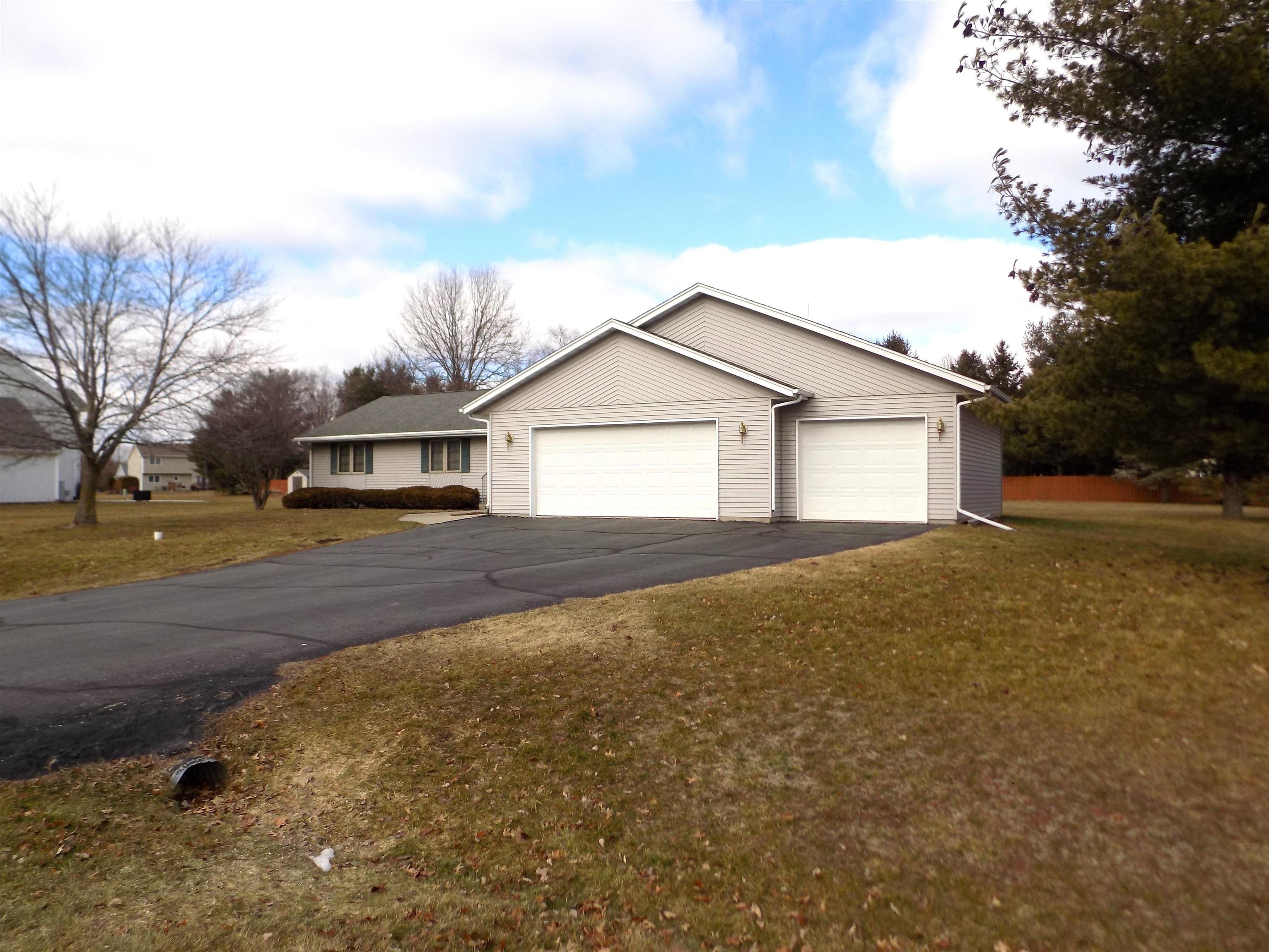 4252 Waltham Road Roscoe, IL 61073 - Photo 3 of 31 a front view of a house with a yard