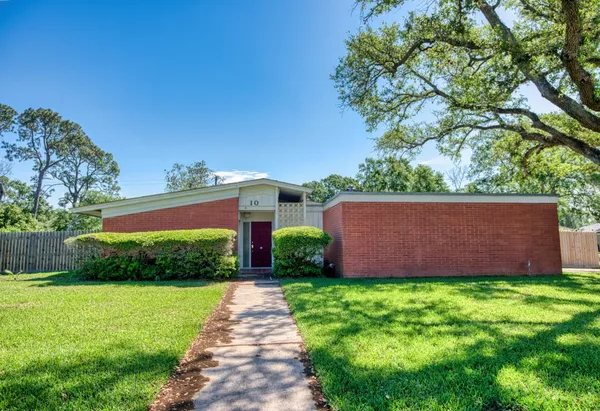 $270,000 | 10 Palm Place, Angleton, TX 77515