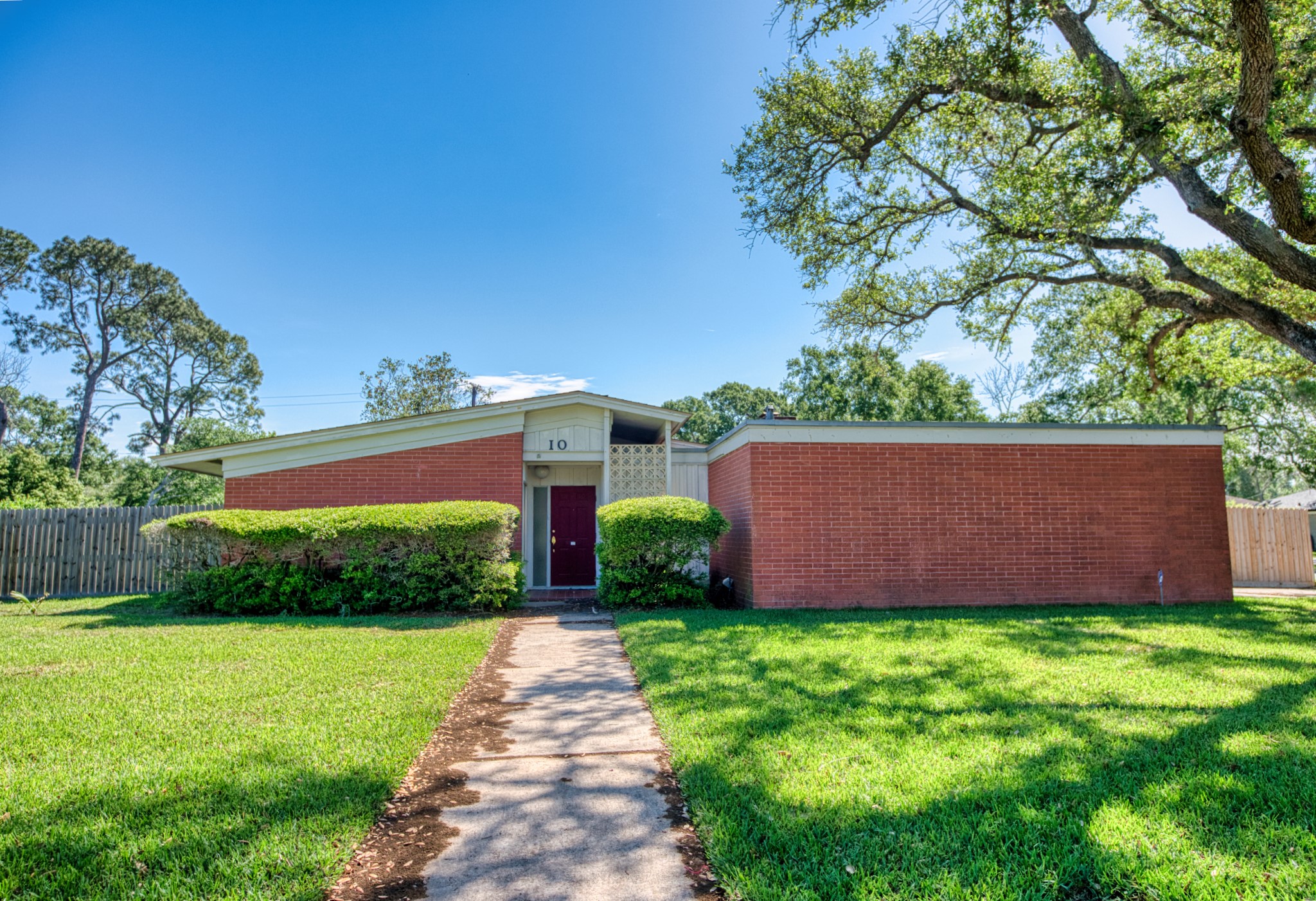 10 Palm Place Angleton, TX 77515 - Photo 1 of 24