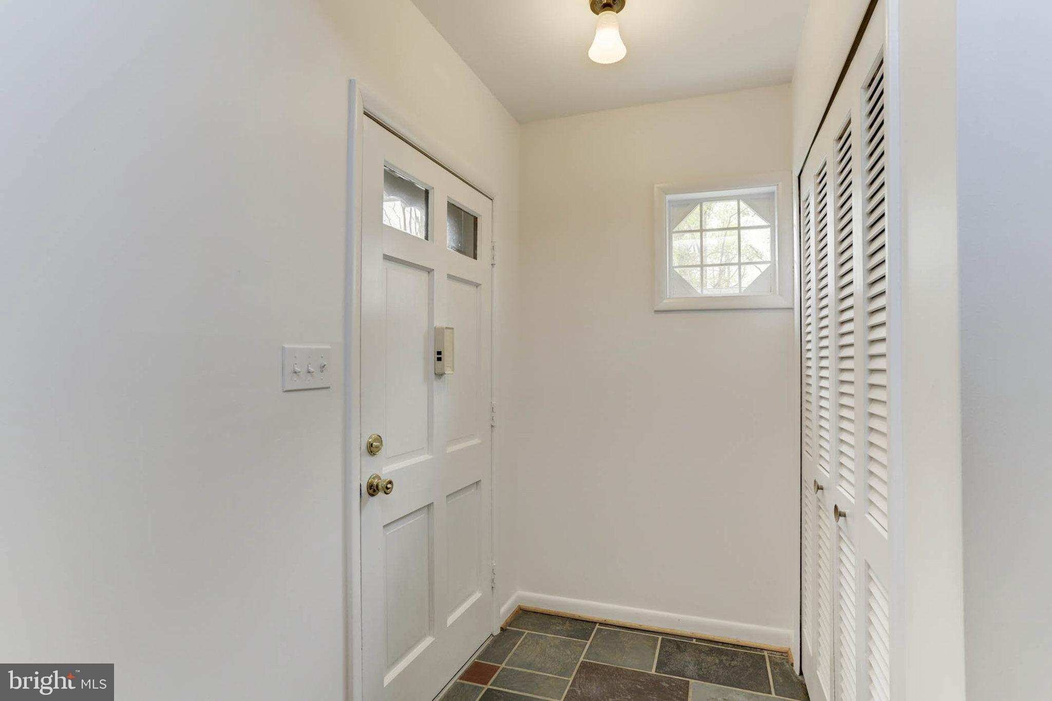 320 Gailridge Road Lutherville-Timonium, MD 21093 - Photo 6 of 48 Foyer