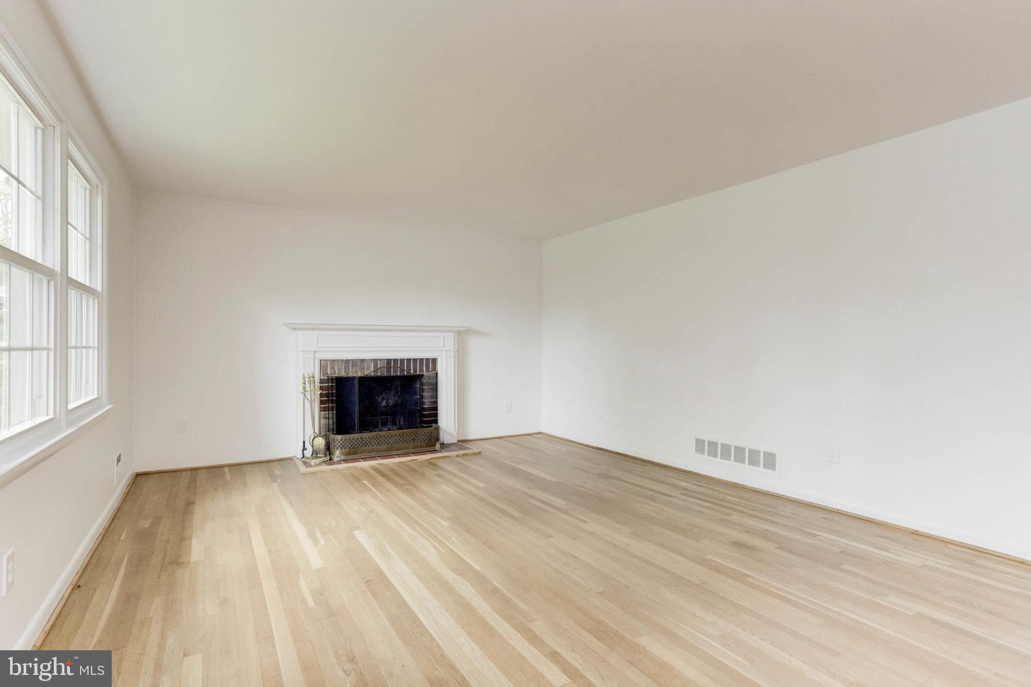 320 Gailridge Road Lutherville-Timonium, MD 21093 - Photo 7 of 48 Living Room