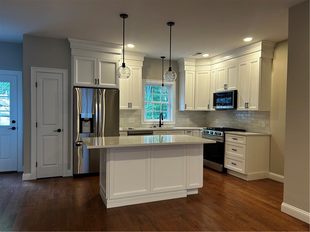 21 Kensington Way Johnston, RI 02919 - Photo 2 of 13